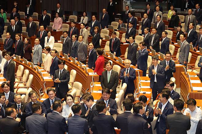 이재명 대통령이 26일 서울 여의도 국회 본회의에서 2025년도 제2회 추가경정예산안에 대한 시정연설을 위해 회의장에 입장하고 있다. 더불어민주당 의원들은 박수를 치며 이 대통령을 맞이하고 국민의힘 의원들은 굳은 표정으로 자리에 서있다. 사진공동취재단/박형기 기자 oneshot@donga.com