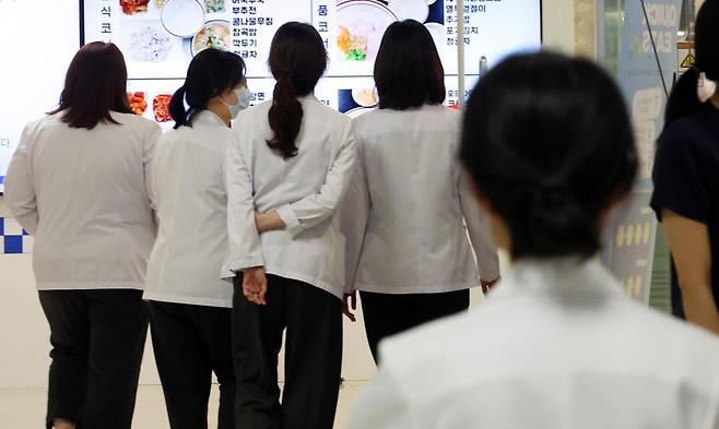 26일 서울 한 대학병원에서 의료진이 이동하고 있다. 2025.6.26/뉴스1