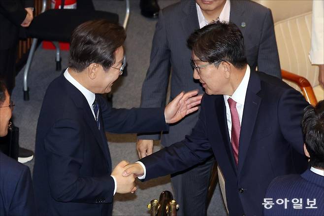 이재명 대통령이 26일 오전 서울 여의도 국회에서 열린 제426회국회(임시회) 제2차 본회의에서 2025년도 제2회 추가경정예산안에 대한 정부의 시정연설을 마친 뒤 권성동 국민의힘 의원과 인사하고 있다. 박형기 기자 oneshot@donga.com