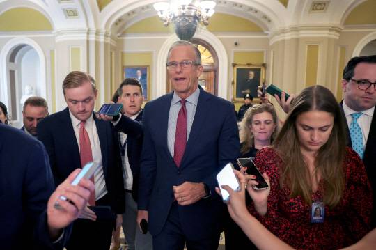 존 튠(John Thune) 미국 상원 공화당 대표가 25일(현지시간) 워싱턴 D.C. 의사당에서 OBBB 법안 처리 작업에 한창이며 트럼프 대통령이 제시한 7월 4일까지 국내 정책 법안 통과 목표를 맞추기 위해 속도를 내고 있다고 기자들에게 설명하고 있다. 연합뉴스.