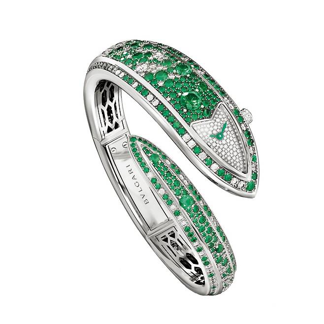 사파이어 버전과 에메랄드 버전의 세르펜티 에테르나 하이 주얼리 워치.