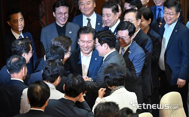 이재명 대통령이 26일 서울 여의도 국회에서 2025년도 제2차 추가경정예산(추경)안 시정연설 후 정청래 의원, 박찬대 의원 등 여당 의원들과 인사하고 있다. 이동근기자 foto@etnews.com