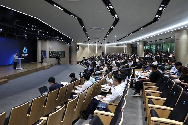 ‘2025 경공매 NPL 투자설명회’에 참석한 개인 및 기관투자자 250여명이 투자설명 강연을 듣고 있다. 새마을금고중앙회 제공