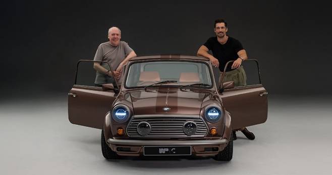 재규어 전 수석 디자이너 이안 칼럼(왼쪽), 영국의 유명 모델 겸 크리에이티브 디렉터 데이비드 갠디(오른쪽)이 '미니 커스터마이저'(가칭) 모델 옆에서 포즈를 취하고 있다. 사진=칼럼 디자인