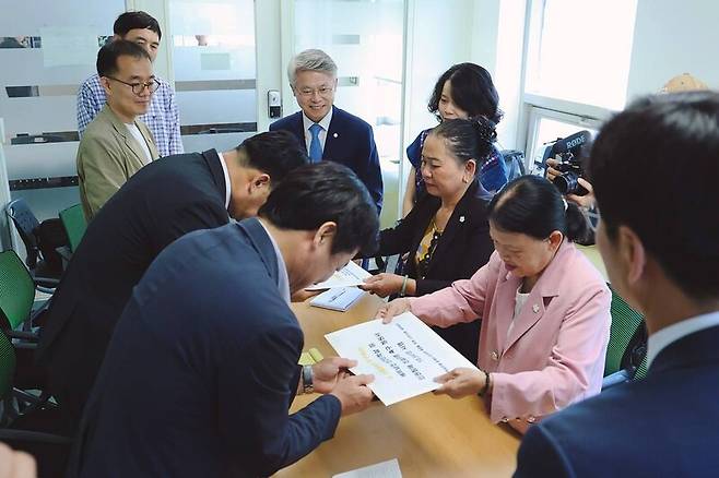 지난 23일 오전 퐁니 학살 피해자 응우옌티탄(왼쪽)과 하미 학살 피해자 응우옌티탄(동명이인)이 대통령실 관계자들에게 ‘새 대통령에게 요구하는 베트남전 민간인 학살 등 인권침해 진실규명 촉구 청원서’를 전달하고 있다. 한베평화재단 제공