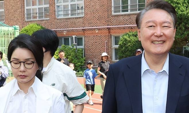 제21대 대통령 선거일인 지난 3일 윤석열 전 대통령 부부가 서울 서초구 원명초등학교에 마련된 서초4동 제3투표소에서 투표를 마치고 나가고 있다. 공동취재사진