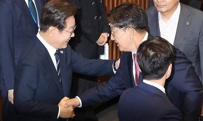 이재명 대통령이 26일 추가경정예산 시정연설을 마친 뒤 국회 본회의장에서 국민의힘 권성동 의원과 인사하고 있다. 대통령실사진기자단