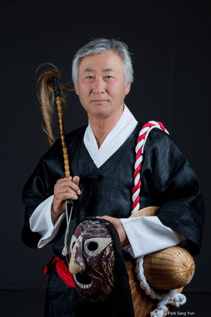 이윤석은 국가무형유산 고성오광대놀이의 말뚝이춤 인간문화재다. 조용배와 허종복을 잇는 명무로 탈을 쓰고 채찍을 들면 ‘말뚝이춤’이요, 탈을 벗고 활개를 펼치면 ‘덧배기춤’이다. 박상윤 제공