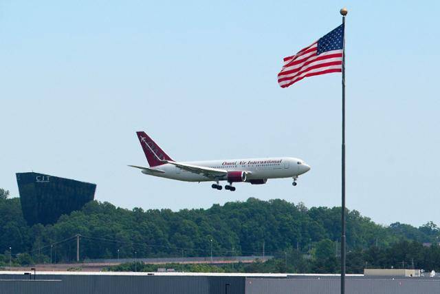 지난달 12일 미국 버지니아주 덜레스 국제공항에 비행기가 착륙하고 있다. 덜레스=AFP 연합뉴스