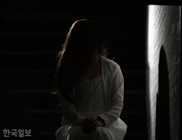 '부산 돌려차기 사건' 피해자 김진주씨가 한국일보와 인터뷰하고 있다. 부산=왕태석 선임기자