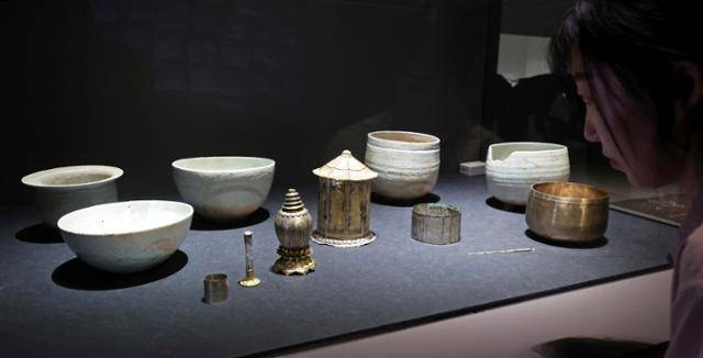 서울 용산 국립중앙박물관에서 열리고 있는 '새 나라 새 미술: 조선 전기 미술 대전'에 전시된 '이성계 발원 사리장엄'. 뉴시스
