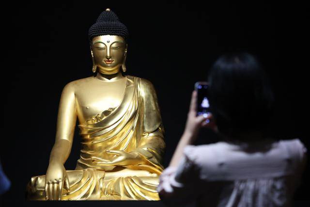 보물로 지정된 조계사의 '목조여래좌상' . 뉴스1