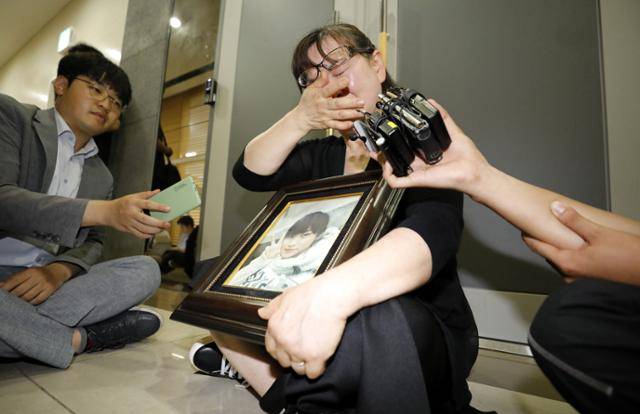 고 박주원양 어머니 이기철씨가 2023년 6월 19일 서울 서초구 대한변호사협회 회관에서 권경애 변호사에 대한 영구 제명을 촉구하며 눈물을 흘리고 있다. 뉴스1