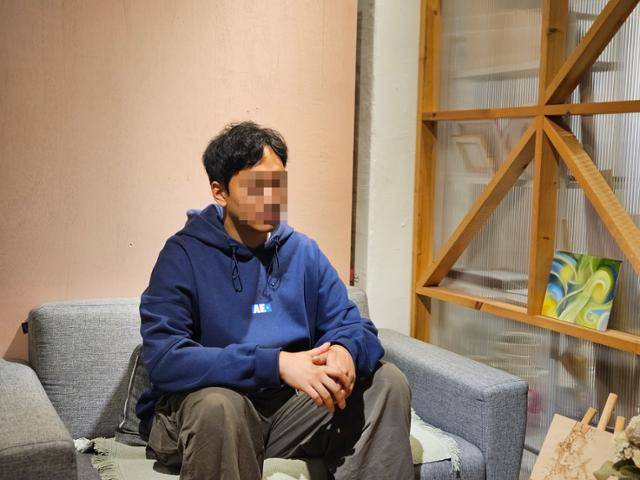 1년 9개월여 실업자와 쉬었음 상태를 오간 민우(가명)씨가 올해 3월 24일 인천 서구 한 카페에서 본보 인터뷰에 응하고 있다. 민우씨는 이달 중순 지방의 한 회사에 취업해 쉬었음의 굴레를 끊었다. 인천=이유지 기자