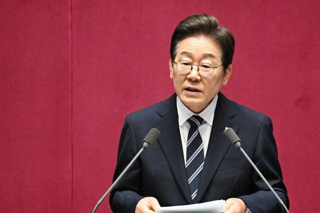 이재명 대통령이 26일 오전 서울 여의도 국회에서 열린 제426회국회(임시회) 제2차 본회의에서 2025년도 제2회 추가경정예산안에 대한 정부의 시정연설을 하고 있다. 뉴스1