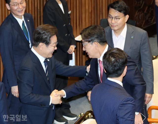 이재명 대통령이 26일 국회 본회의장에서 시정연설을 마친 후 권성동 의원을 비롯한 국민의힘 의원들과 악수하고 있다. 고영권 기자