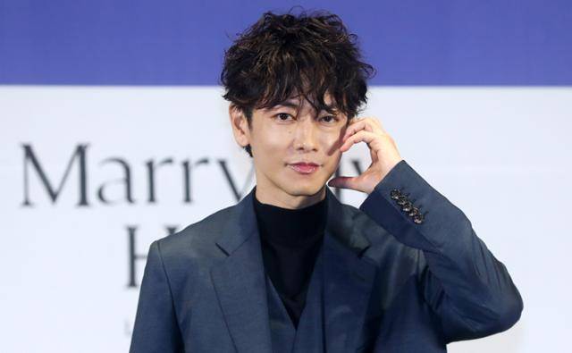 일본 배우 사토 타케루가 26일 오후 서울 구로구 라마다 신도림 호텔에서 열린 아마존 오리지널 일본 드라마 '내 남편과 결혼해줘' 일본판 제작발표회에서 포즈를 취하고 있다. 뉴시스