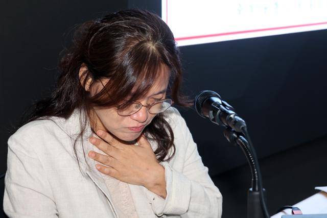 최윤진 감독이 '소주전쟁'의 감독 자리에서 해고된 것과 관련해 입을 열었다. 그는 자신이 제작사 대표로부터 갑질을 당했다고 주장하며 눈물을 보였다. 뉴스1