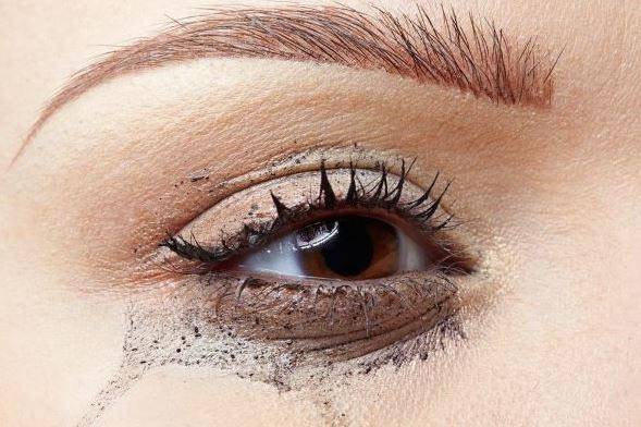 여름철 주로 사용하는 워터프루프 마스카라는 일반 마스카라에 비해 위험성이 더 크다. /사진=클립아트코리아