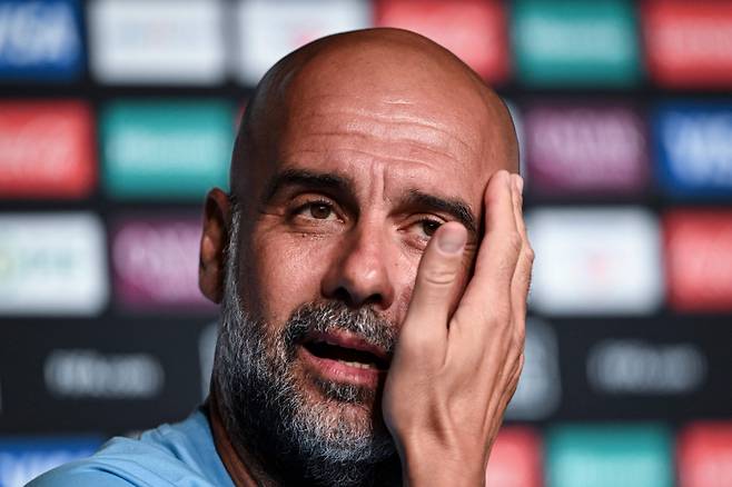 <yonhap photo-2712=""> Manchester City's Spanish head coach Pep Guardiola gestures during a press conference at the Camping World Stadium in Orlando on June 25, 2025 on the eve of the Club World Cup 2025 football match between Italy's Juventus and England's Manchester City. (Photo by PATRICIA DE MELO MOREIRA / AFP)/2025-06-26 07:22:14/ <저작권자 ⓒ 1980-2025 ㈜연합뉴스. 무단 전재 재배포 금지, AI 학습 및 활용 금지></yonhap>