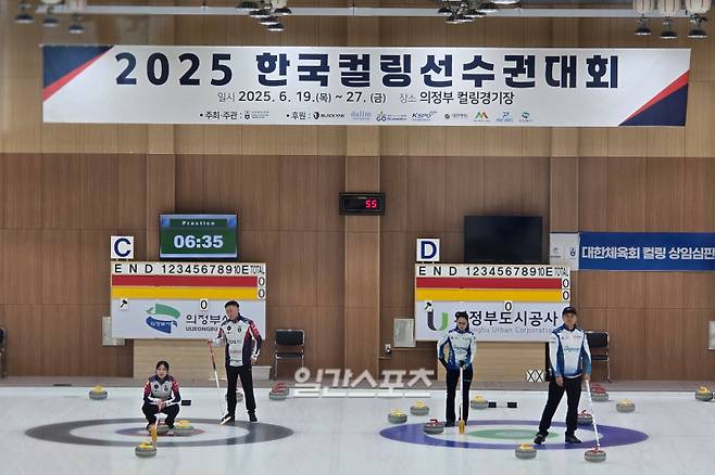 지난 19일 의정부컬링경기장에서 2025 한국컬링선수권대회에 앞서 훈련 중인 팀 5G와 팀 킴. 의정부=윤승재 기자