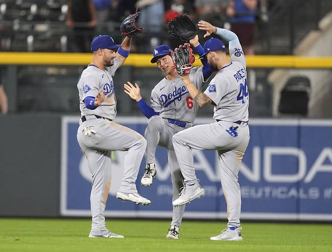 김혜성이 26일 콜로라도 원정에서 선발 라인업에서 제외된 뒤 9회 말 대수비로 1이닝을 소화했다. (AP Photo/David Zalubowski)/2025-06-26 14:04:03/ <저작권자 ⓒ 1980-2025 ㈜연합뉴스. 무단 전재 재배포 금지, AI 학습 및 활용 금지>