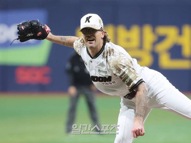 2025 KB0리그 프로야구 키움 히어로즈와 KIA 타이거즈의 경기가 25일 오후 서울 고척스카이돔에서 열렸다. 키움 선발로 등판한 새로운 외국인 투수 웰스가 피칭을 하고 있다. 고척=김민규 기자 /2025.06.25/