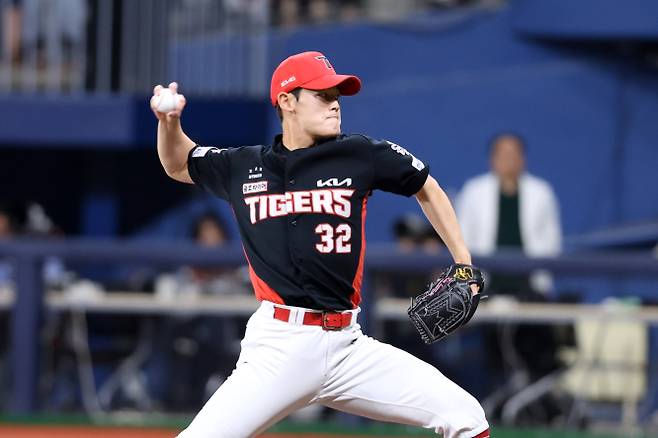 26일 고척 키움전에서 연장 접전 상황에서 투구하는 김현수. KIA 제공