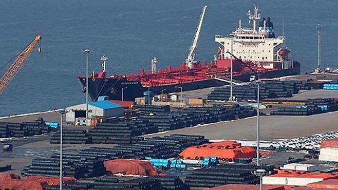 경기도 평택항에 쌓여 있는 철강 제품들