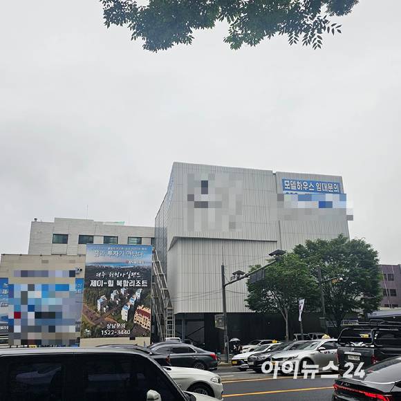 서울 강남구 삼성동의 견본주택 임대 공간 2곳이 나란히 붙어 있는데, 이 중 한 곳만 현재 복합리조트 분양을 위해 활용되고 있다. 2025.06.25 [사진=이효정 기자 ]