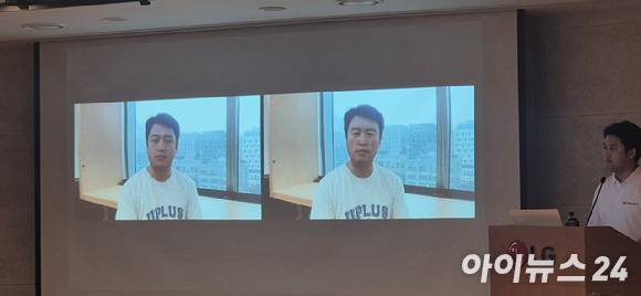 한영섭 LG유플러스 AX기술그룹 AI테크랩(Lab)장(담당)이 26일 오전 LG서울역빌딩에서 열린 AI 보안기술 설명회에서 소개한 딥페이크 영상. [사진=서효빈 기자]