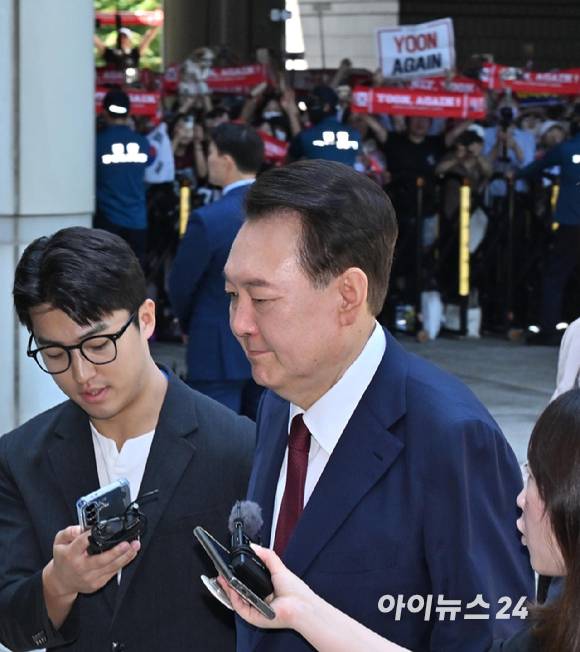 윤석열 전 대통령이 지난 23일 서울 서초구 서울중앙지방법원에서 열린 내란 우두머리 혐의·직권남용 권리행사 방해 혐의 사건 8차 공판에 출석하고 있다. [사진=사진공동취재단]