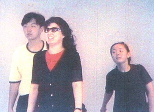 일본 월간지 ‘문예춘추’가 김정은 위원장 생모 고용희(가운데)가 김정철·여정으로 추정되는 아이들과 있는 사진을 공개했다. [사진 문예춘추]
