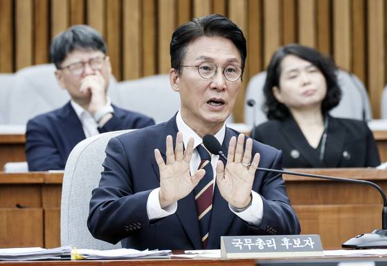 김민석 국무총리 후보자(가운데)가 25일 오전 서울 여의도 국회에서 열린 2차 인사청문회에 출석해 의원 질의에 답변하고 있다. 김성룡 기자