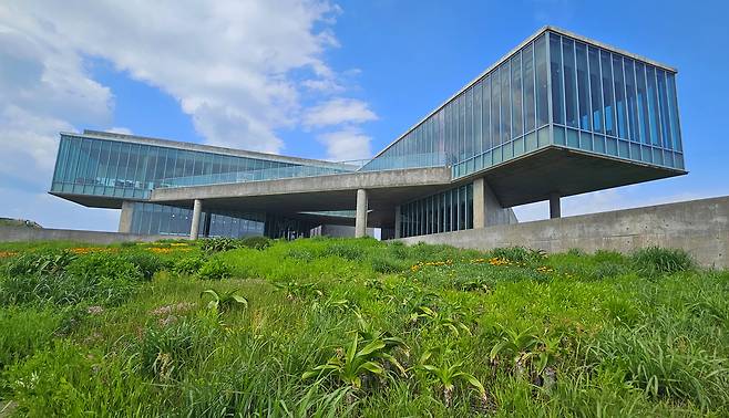 휘닉스 아일랜드는 제주 동쪽 끝 모서리 섭지코지에 들어선 리조트다. 사진은 휘닉스 아일랜드에 있는 글라스 하우스. 안도 다다오가 설계한 작품이다. 손민호 기자