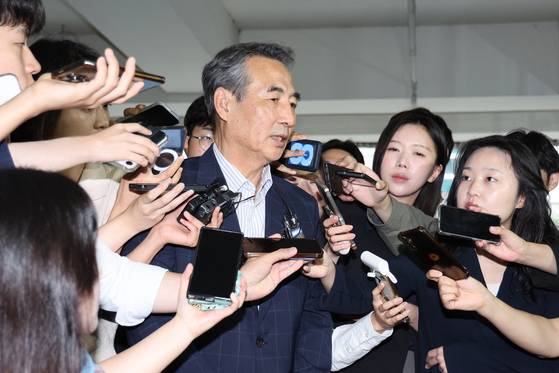 윤석열 전 대통령의 부인 김건희 여사 의혹 관련 사건 수사를 맡은 민중기 특별검사가 26일 오전 서울 서초구 사무실로 출근하며 취재진의 질의에 답변하고 있다. 뉴스1