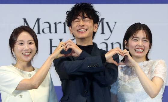 스튜디오드래곤 손자영PD와 일본배우 사토 다게루, 고시바 후우카가 하트 포즈를 하며 웃고 있다. 사진 뉴시스