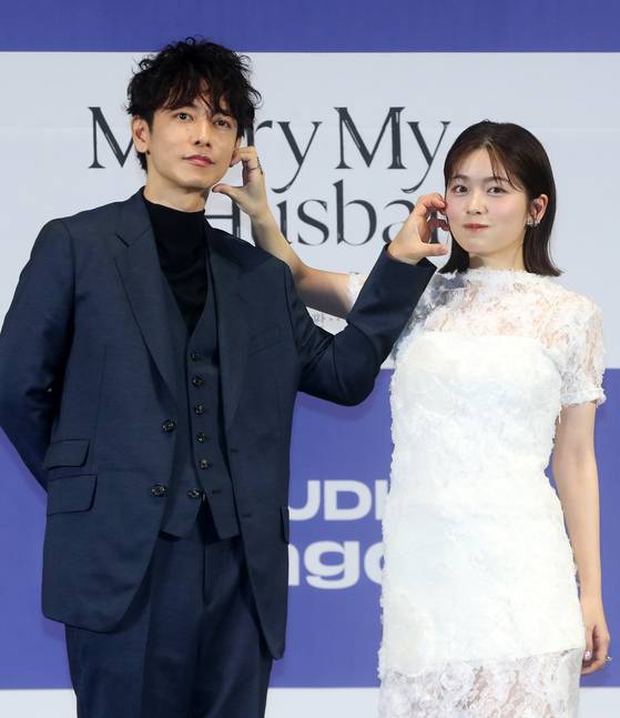 26일 오후 서울 구로구 라마다 신도림 호텔에서 열린 아마존 오리지널 일본 드라마 '내 남편과 결혼해줘' 일본판 제작발표회에서 포즈를 취하는 사토 다게루와 고시바 후우카. 사진 뉴시스