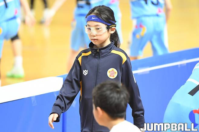 ▲헤어밴드가 파랑색이면, 손목밴드와 이너웨어도 동일한 파랑색으로 착용해야 한다.