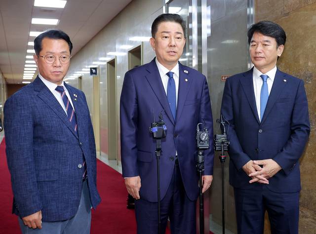 ▲ 더불어민주당 김병기 원내대표(가운데), 문진석 원내수석부대표(오른쪽), 문금주 원내대변인이 26일 우원식 국회의장과 회동을 마친 뒤 취재진 질문에 답변하고 있다. 연합뉴스