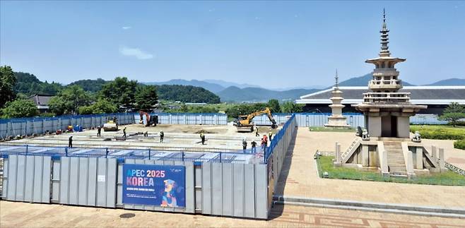 < 만찬장 공정률 10% > 지난 18일 경북 국립경주박물관 중앙마당에서 아시아태평양경제협력체(APEC) 정상회의 만찬장 조성 공사가 이뤄지고 있다. 이날 기준 공정은 10%로 아직 기초 터파기 단계에 머무르고 있다.  /김다빈 기자