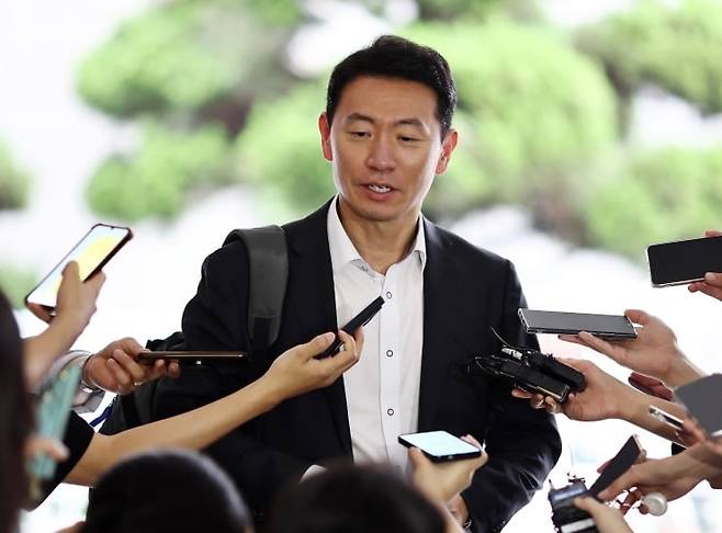 김건희 여사와 관련한 각종 의혹 사건을 수사하는 민중기 특별검사팀 박상진 특검보가 26일 서울 서초구에 마련된 특검팀 사무실로 출근하며 취재진의 질문에 답하고 있다. / 사진=연합뉴스