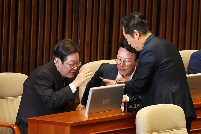 지난 4월, 이재명 당시 더불어민주당 대표와 정청래·김민석 의원/ 사진=연합뉴스