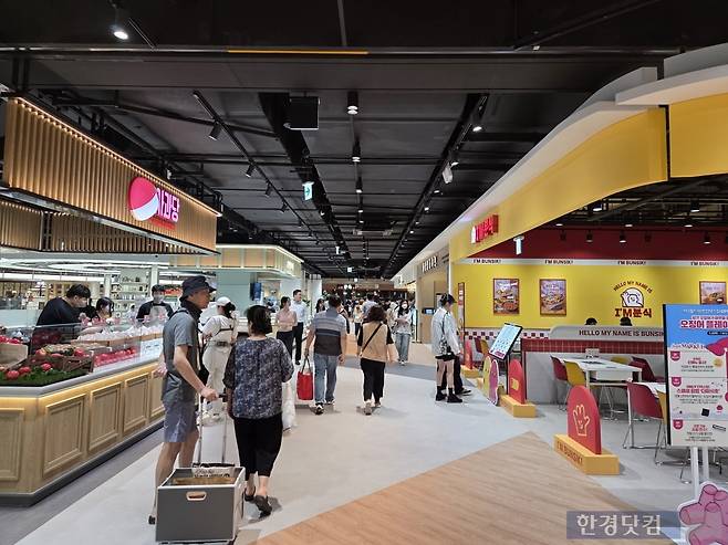 26일 오픈한 스타필드 마켓 킨텍스점에서 소비자들이 쇼핑하고 있다./사진=박수림 기자