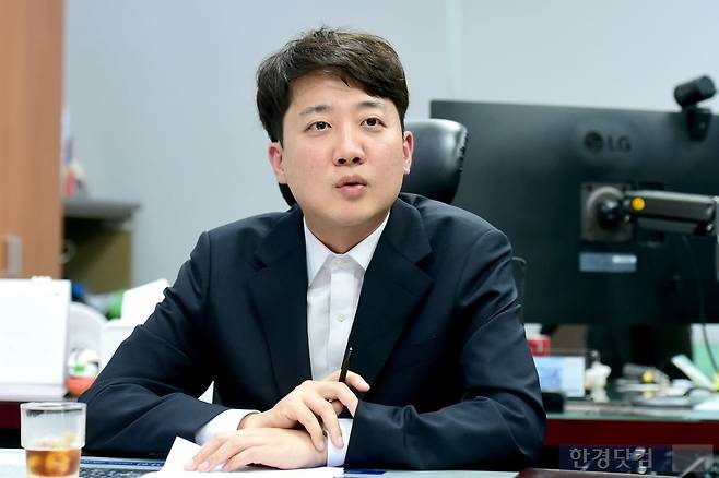 이준석 개혁신당 의원이 26일 국회의원회관에서 한경닷컴과 인터뷰하고 있다. / 사진=변성현 한경닷컴 기자