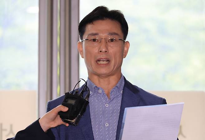 임성근 전 해병대 1사단장이 26일 해병대 채모 상병 순직사건 수사외압 의혹을 수사하는 이명현 특별검사와의 면담을 하겠다며 서울 서초구 특검 사무실을 방문해 입장을 밝히고 있다. 연합뉴스