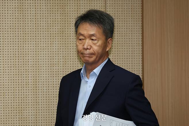 국가인권위원회 상임위원회가 열린 26일 서울 중구 인권위에 김용원 상임위원이 입장하고 있다. 정효진 기자