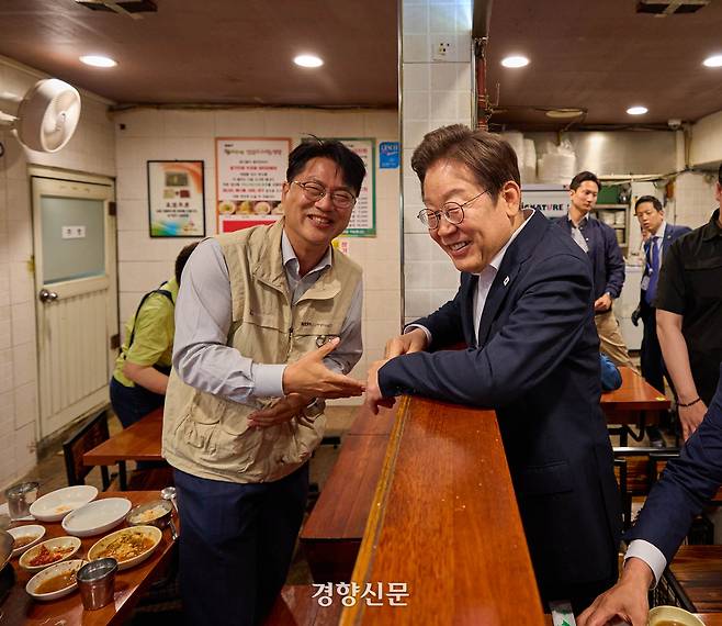 이재명 대통령이 26일 오후 서울 용산 대통령실 앞 대구탕 집에서 식사 중인 시민과 대화하고 있다. 2025.6.26. 대통령실 제공