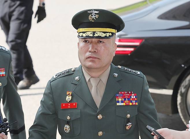 김계환 해병대 사령관이 지난해 5월4일 오전 해병대 채모 상병 순직 사건 수사외압 의혹 관련 조사를 받기 위해 정부과천청사 고위공직자범죄수사처(공수처)로 들어가고 있다.  연합뉴스