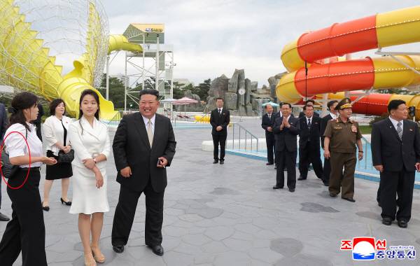 김정은 북한 국무위원장이 지난 24일, 아내 리설주, 딸 주애와 함께 원산갈마해안관광지구 준공식에 참석했다. 리 여사의 공개활동은 약 1년 반 만이며, 이탈리아 명품 브랜드 ‘구찌’(붉은 원)로 추정되는 검은색 핸드백을 맨 모습이 포착됐다. 조선중앙통신